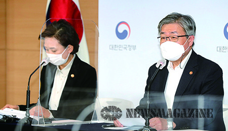 이재갑 고용노동부 장관(오른쪽)이 정부 서울청사에서 택배기사 과로방지 대책을 발표하고 있다.