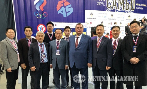문종금 회장(왼쪽에서 세번째)을 비롯한 한국대표단이 바실리 셰스타코프 삼보세계연맹회장(오른쪽에서 네번째)과 함께 기념 촬영을 진행했다.