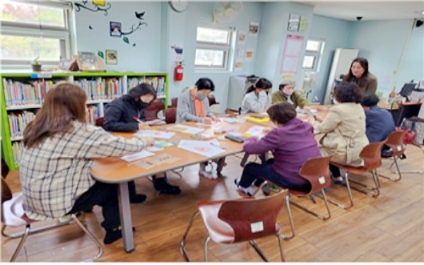 이효은 강사를 초빙하여 ‘어른들을 위한 그림책 심리수업’프로그램을 10월 21일~11월 11일 총4회기 진행했다.