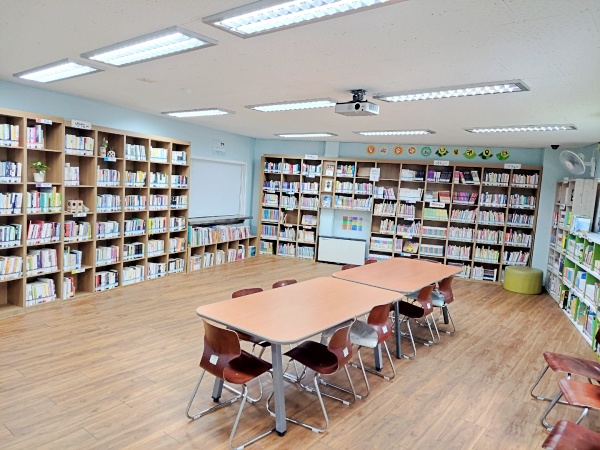 LH아름작은서관은 광주아름마을3단지(1,067세대) 휴먼시아 내 있으며 2012년 3월 5월 등록한 후 4,000권 도서를 보유하고 다양한 프로그램을 운영을 통해 주민복합공동체 공간으로 자리를 잡아가고 있다.