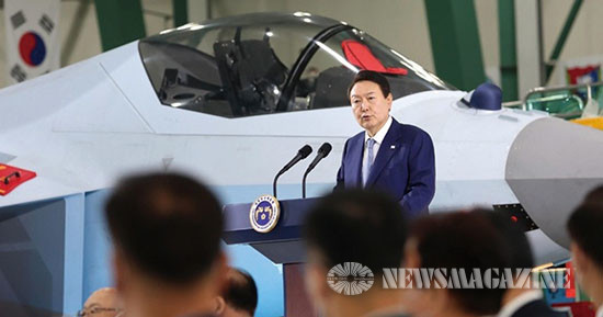 윤석열 대통령이 경남 사천 한국항공우주산업(KAI)에서 열린 2022 방산수출 전략회의에 참석해 발언하고 있다.