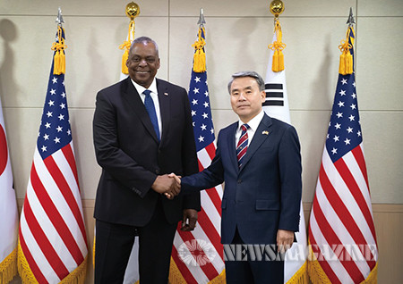 이종섭 국방부 장관과 로이드 오스틴 미국 국방 장관이 서울 국방부 청사에서 회담 전 악수하고 있다.(사진=국방부)