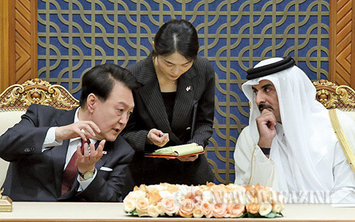카타르를 국빈 방문 중인 윤석열 대통령이 25일(현지시간) 도하의 카타르 왕궁인 아미리 디완에서 열린 한·카타르 MOU 서명식에서 타밈 빈 하마드 알사니 카타르 국왕과 대화하고 있다.